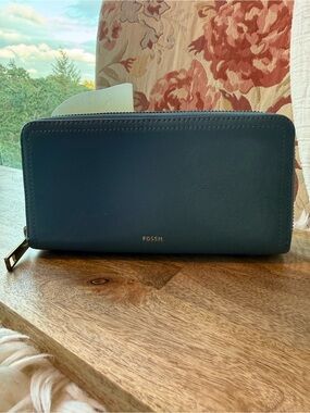 Fossil Leather Zip Wallet – Sky Blue
